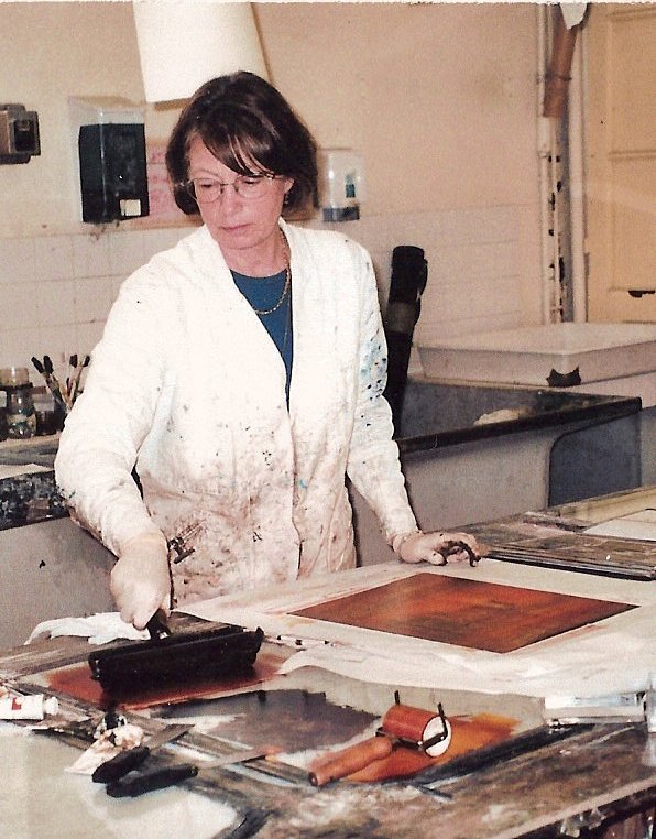 Josée Génermont réalisant des monotypes
